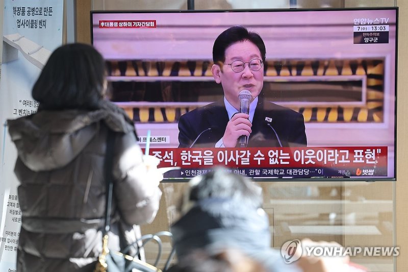 서울역에서 흘러나오는 이재명 대통령 상하이 현지 간담회 중계 (출처=연합뉴스)