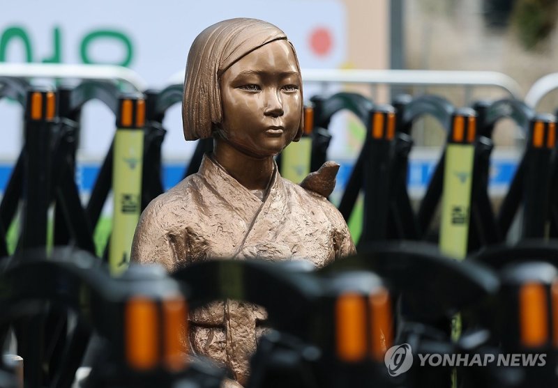 서울 종로구 옛 일본 대사관 앞 평화의 소녀상 모습 (출처=연합뉴스)
