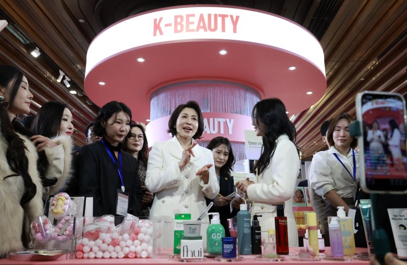 [상하이=뉴시스] 최동준 기자 = 김혜경 여사가 7일(현지 시간) 상하이 푸싱아트센터에서 열린 K-뷰티행사를 방문해 왕홍 중국 인풀루언서와 인터뷰를 하고 있다. 2026.01.07. photocdj@newsis.com