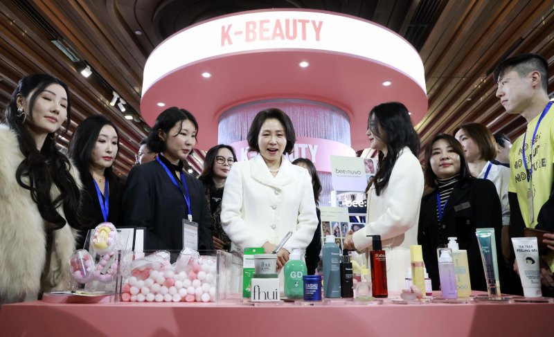 [상하이=뉴시스] 최동준 기자 = 김혜경 여사가 7일(현지 시간) 상하이 푸싱아트센터에서 열린 K-뷰티행사를 방문해 전시품을 살펴보고 있다. 2026.01.07. photocdj@newsis.com