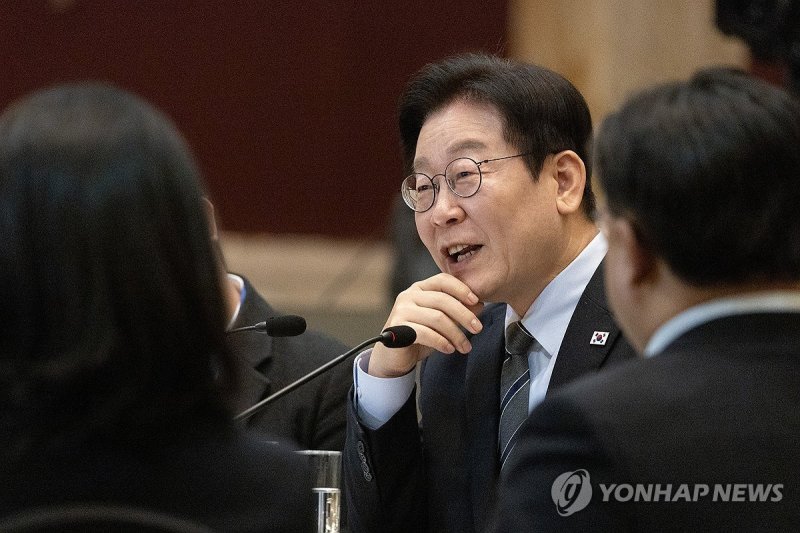 순방 기자단 오찬 간담회, 발언하는 이재명 대통령 (출처=연합뉴스)