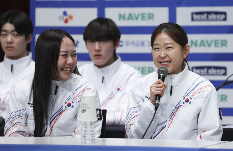 [진천=뉴시스] 김근수 기자 = 스피드스케이팅 국가대표 김민선이 7일 충북 진천 국가대표선수촌에서 열린 밀라노코르티나 동계올림픽 D-30 미디어데이에서 취재진 질문에 답하고 있다. 2026.01.07. ks@newsis.com