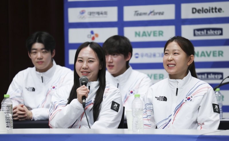 [진천=뉴시스] 김근수 기자 = 스피드스케이팅 박지우가 7일 충북 진천 국가대표선수촌에서 열린 밀라노코르티나 동계올림픽 D-30 미디어데이에서 취재진 질문에 답하고 있다. 2026.01.07. ks@newsis.com