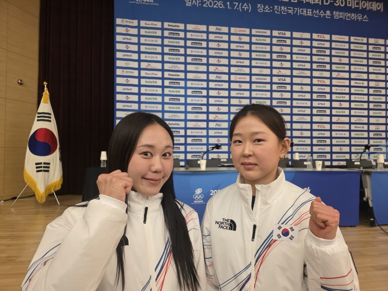 [진천=뉴시스] 김희준 기자 = 스피드스케이팅 국가대표 박지우(왼쪽)와 김민선이 7일 충북 진천 국가대표선수촌에서 밀라노·코르티나담페초 동계올림픽 D-30 미디어데이에 참석해 취재진과 인터뷰를 하고 있다. 2026.01.07. jinxijun@newsis.com *재판매 및 DB 금지