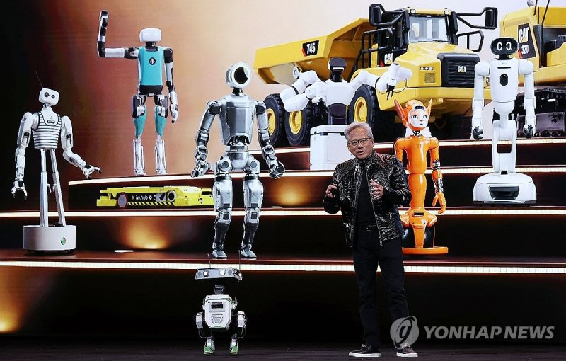 로봇과 함께 기조연설하는 젠슨 황 (출처=연합뉴스)