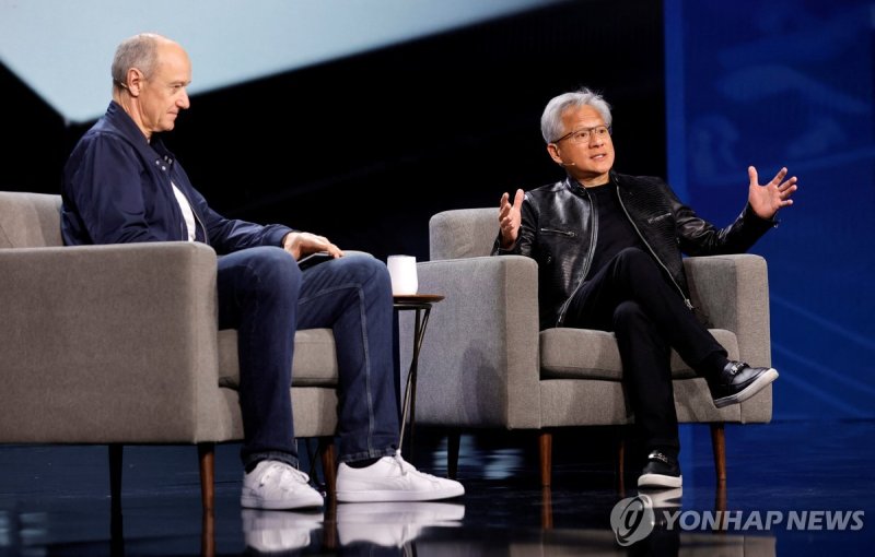 젠슨 황 엔비디아 최고경영자(CEO·오른쪽) (출처=연합뉴스)