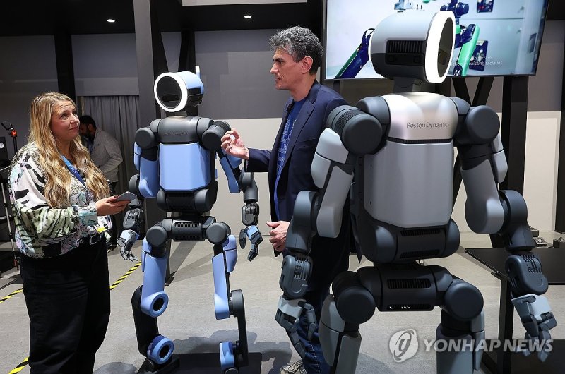 관람객 앞에 모습 드러낸 아틀라스 (출처=연합뉴스)