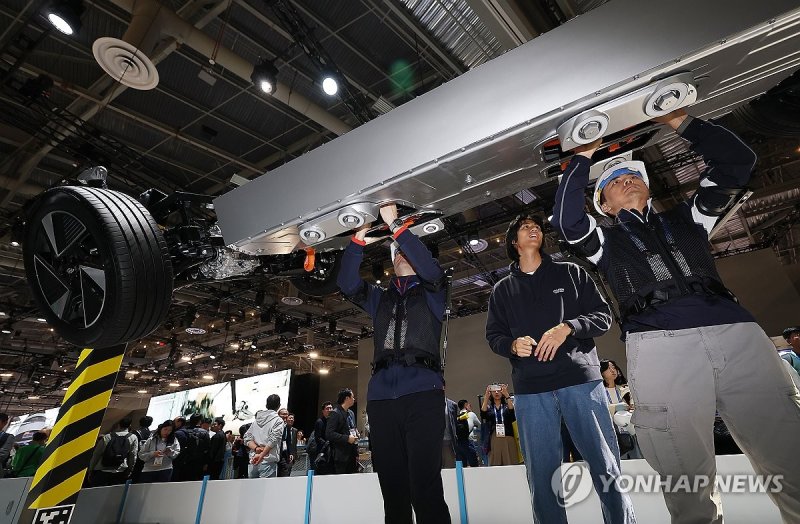 특수 슈트 입고 (출처=연합뉴스)