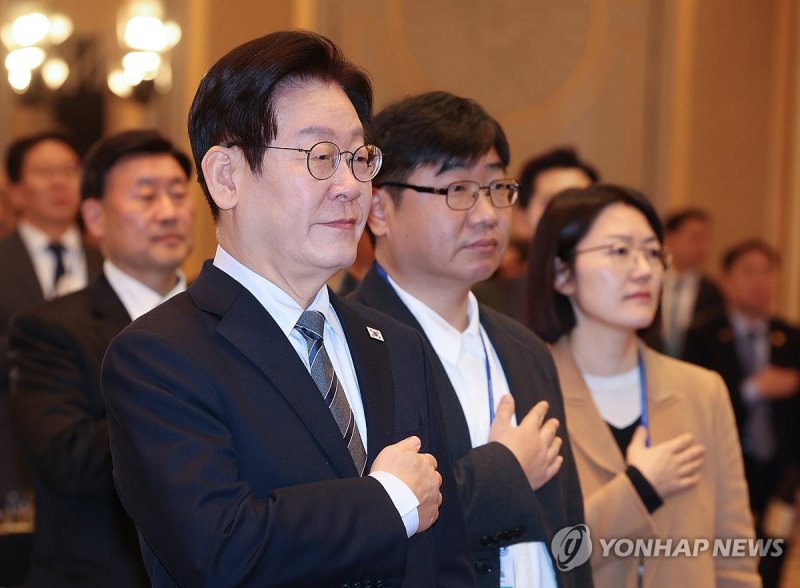 순방 기자단 오찬 간담회 참석한 이재명 대통령 (출처=연합뉴스)