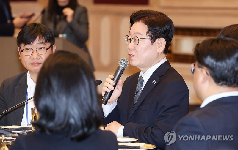 순방 기자단 오찬 간담회, 발언하는 이재명 대통령 (출처=연합뉴스)