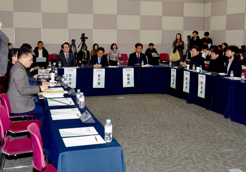 [광주=뉴시스] 류형근 기자 = 7일 오후 광주 서구 김대중컨벤션센터 3층에서 광주·전남 행정통합 추진방향 정책토론회가 열리고 있다. 2026.01.07. hgryu77@newsis.com