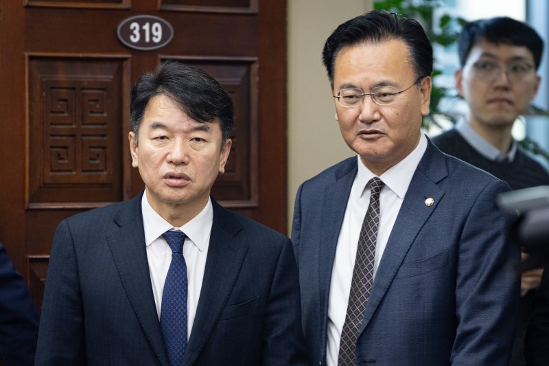 더불어민주당 문진석, 국민의힘 유상범 원내운영수석부대표가 18일 서울 여의도 국회에서 열린 제430회 국회(임시회) 국회운영위원회 제1차 전체회의에 참석하며 대화하고 있다. 국회 운영위원회는 이날 전체회의에서 정치개혁 특별위원회 구성결의안을 의결했다. 2025.12.18/뉴스1 ⓒ News1 유승관 기자