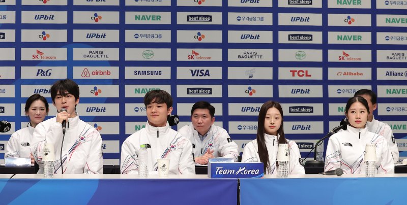 피겨스케이팅 차준환(맨 왼쪽)이 7일 충북 진천선수촌 챔피언하우스에서 열린 2026 밀라노코르티나동계올림픽대회 D-30 미디어데이에서 취재진의 질문에 답하고 있다. 왼쪽부터 피겨 차준환, 김현겸, 신지아, 이해인. 2026.1.7/뉴스1 ⓒ News1 김성진 기자