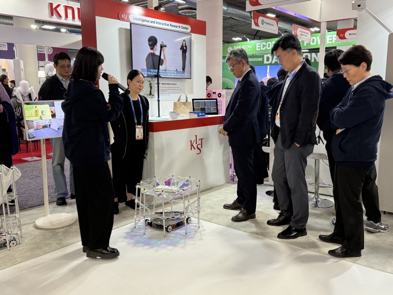 한국과학기술연구원(KIST), 한국과학기술원(KAIST), 한국전자통신연구원(ETRI)등 정부 출연연구원과 과학특성화 대학, 창업기업과 파트너사 등이 6일(현지시간) CES 2026 전시부스에서 기술을 뽐냈다. KIST가 역대 최대 규모로 꾸린 전시관을 6일(현지시간) 관람객들이 살피고 있다.