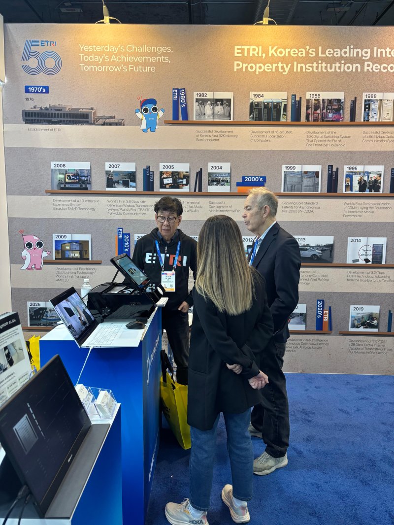 한국전자통신연구원(ETRI) 전시관에서 ETRI 창업기업인 디지털센트 이해룡 대표(왼쪽)가 'AI 기반 향기 시스템'에 대해 설명하고 있다.