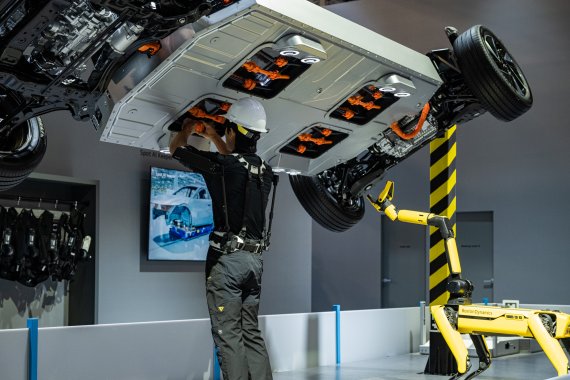 6일(현지시간) 세계 최대 가전·정보기술(IT) 전시회 CES 2026에 참가한 현대차그룹의 부스 내부에서 진행된 '엑스블 숄더' 체험 현장. 사진=현대차그룹 제공