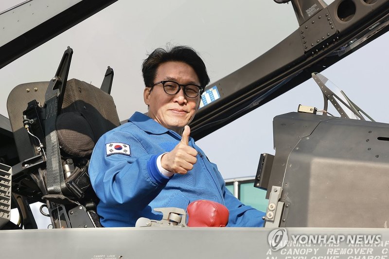 KF-21 전투기에 탄 김민석 총리 (출처=연합뉴스)