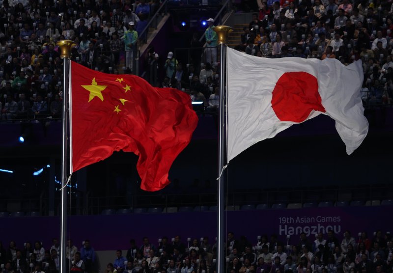 2022 항저우 아시안게임 폐막식이 열린 8일 중국 항저우 올림픽스포츠센터 스타디움에서 중국이 다음 개최 도시인 나고야(일본)의 국기가 게양되고 있다.사진=뉴시스