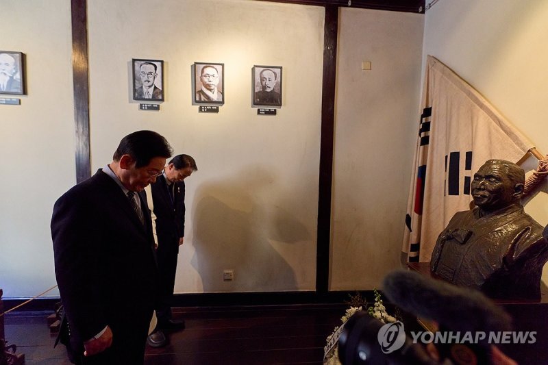 김구 선생 흉상에 묵념하는 이재명 대통령 (출처=연합뉴스)