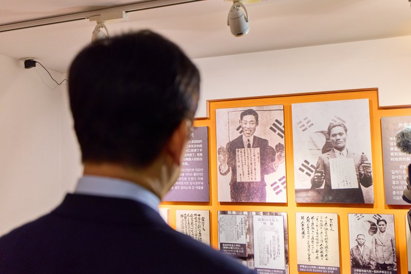 이재명 대통령이 7일 오후 상하이 임시정부청사 기념관을 살펴보고 있다. (공동취재) 2026.1.7/뉴스1 ⓒ News1 허경 기자