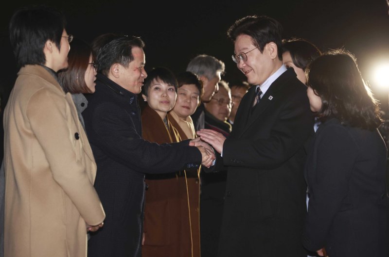 중국 국빈 방문 일정을 마친 이재명 대통령이 7일 상하이 푸동 국제공항에서 다이빙 주한중국대사와 악수를 하고 있다. 뉴시스