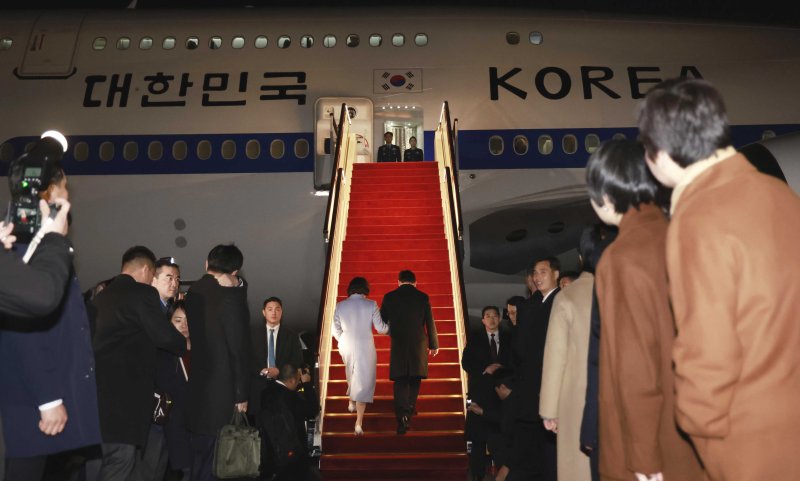 중국 국빈 방문 일정을 마친 이재명 대통령과 김혜경 여사가 7일 상하이 푸동 국제공항에서 공군 1호기에 오르고 있다. 뉴시스