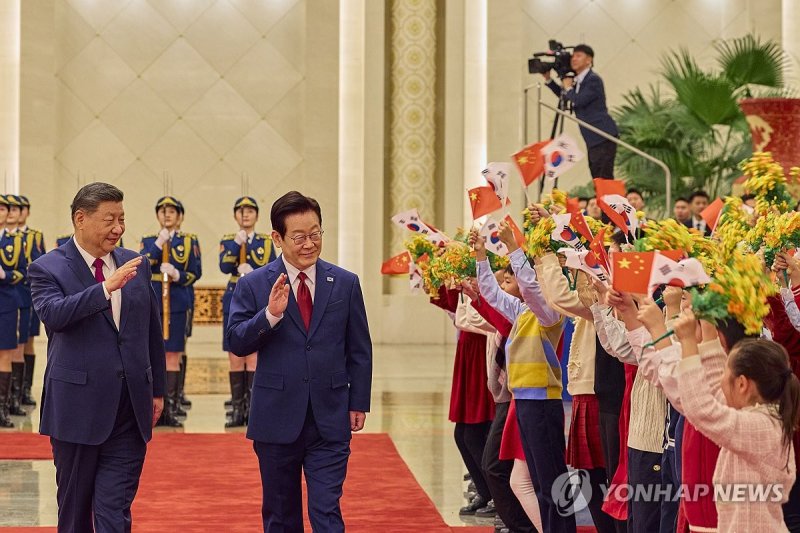 어린이들 향해 손 흔드는 한·중 정상 (출처=연합뉴스)