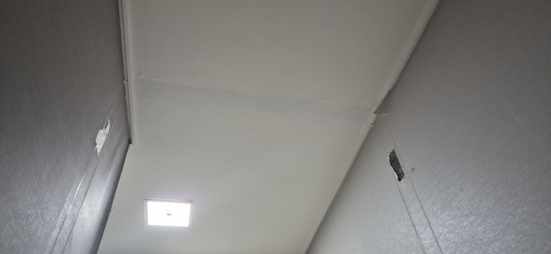 현관 중문 철거 과정에서 천정 벽지가 일부 훼손된 모습.(임차인 A 씨 제공. 재판매 및 DB금지)/뉴스1