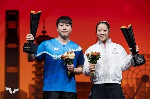 WTT 파이널스 홍콩 혼합복식 우승을 합작한 신유빈(오른쪽)과 임종훈 (출처=연합뉴스)