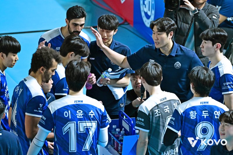 [서울=뉴시스] 남자 프로배구 삼성화재의 고준용 감독대행이 7일 대전충무체육관에서 열린 진에어 2025~2026 V-리그 남자부 KB손해보험과의 경기 작전타임에 선수들에게 지시를 내리고 있다. (사진=KOVO 제공) 2026.01.07. *재판매 및 DB 금지