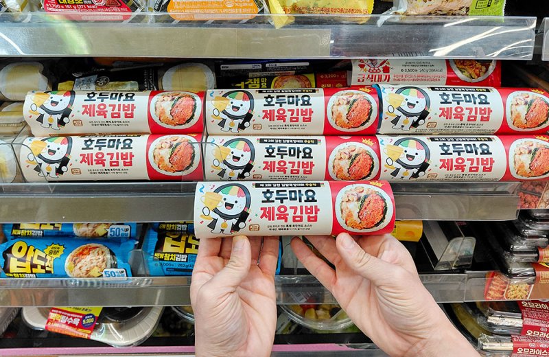 [서울=뉴시스] 편의점업계가 지역 농산물을 이용한 이른바 로코노미(Loconomy) 제품을 선보이면서 동네에서 토종 식재료를 만날 수 있는 기회가 늘어나고 있다. 사진은 BGF리테일이 운영하는 편의점 CU에서 판매하는 김천김밥축제 호두마요 제육김밥. (사진=BGF리테일 제공) 2026.01.07. photo@newsis.com