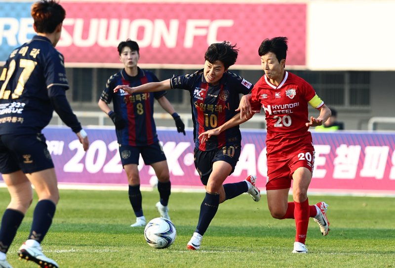 WK리그 챔피언결정전에서 적으로 만났던 지소연과 김혜리2023.11.19/뉴스1 ⓒ News1 구윤성 기자