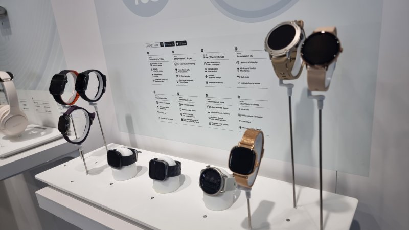 [라스베이거스=뉴시스]이지용 기자 = 중국의 전자업체 아오키(Aukey)의 스마트워치 진열 모습. 2026.01.06. photo@newsis.com *재판매 및 DB 금지