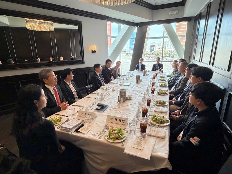 산업통상부와 코트라가 CES 2026 개막일인 지난 6일(현지시간) 혁신상 수상기업 및 통합한국관 참가기업 11개사를 초청해 현장간담회를 열었다. 사진은 현장간담회에서 기업인 및 관계자들이 발언하는 모습. 사진=뉴시스