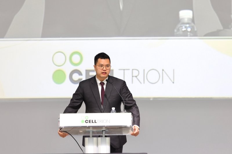 서진석 셀트리온 대표이사가 주주총회에서 주주들과 대화하고 있다.(셀트리온 제공)/뉴스1