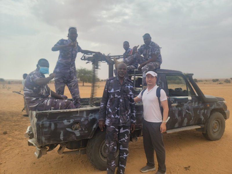 무장 경찰과 필자(오른쪽) (출처=연합뉴스)