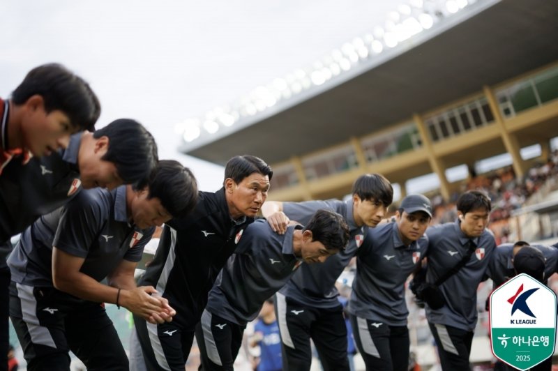 기대에 미치지 못했던 2025시즌을 돌아본 조성환 감독은 "변명 없이, 정말 부족했던 시즌"이라며 책임을 통감했다. (한국프로축구연맹 제공)