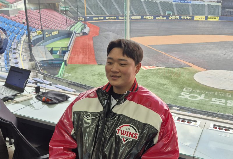 [서울=뉴시스] 문채현 기자 = 프로야구 LG 트윈스의 이재원이 6일 서울 잠실구장에서 열린 구단 신년인사회를 마친 뒤 취재진을 만나 인터뷰에 응하고 있다. 2026.01.06. dal@newsis.com *재판매 및 DB 금지