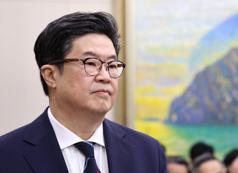 김병주 MBK파트너스 회장이 오후 서울 여의도 국회에서 열린 정무위원회 국정감사에 증인출석해 질의를 듣고 있다. 2025.10.14/뉴스1 ⓒ News1 구윤성 기자