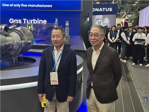 박정원 두산그룹 회장(왼쪽)과 박지원 그룹 부회장 (출처=연합뉴스)