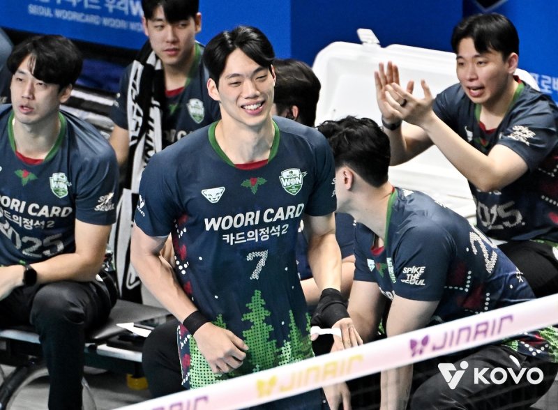 우리카드의 미들 블로커 이상현(중앙) (출처=연합뉴스)