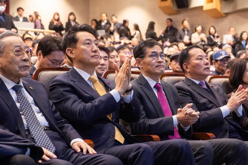 양천구 신년인사회에서 오세훈시장과 함께한 이기재 구청장 (출처=연합뉴스)