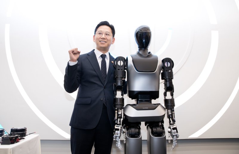 배경훈 과학기술정보통신부 장관이 한국형 휴머노이드 로봇 KAPEX(케이팩스)와 기념사진을 찍고 있다. 케이펙스는 한국과학기술연구원(KIST)·LG전자·LG AI연구원 등이 공동으로 개발했다.(한국과학기술연구원 제공)