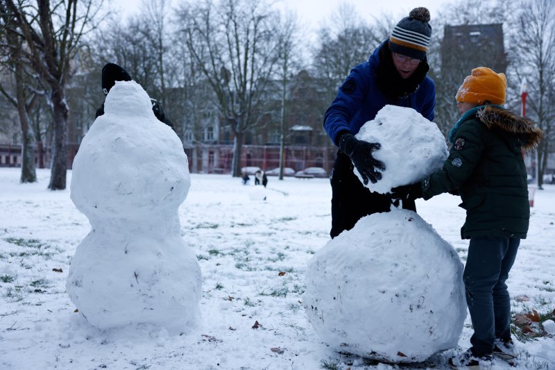 [릴=AP/뉴시스] 7일(현지 시간) 프랑스 북부 릴에서 시민들이 눈사람을 만들고 있다. 2026.01.08.