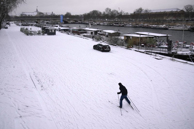 [파리=AP/뉴시스] 눈이 내린 7일(현지 시간) 프랑스 파리 센 강 인근에서 한 남성이 스키를 타고 있다. 2026.01.08.