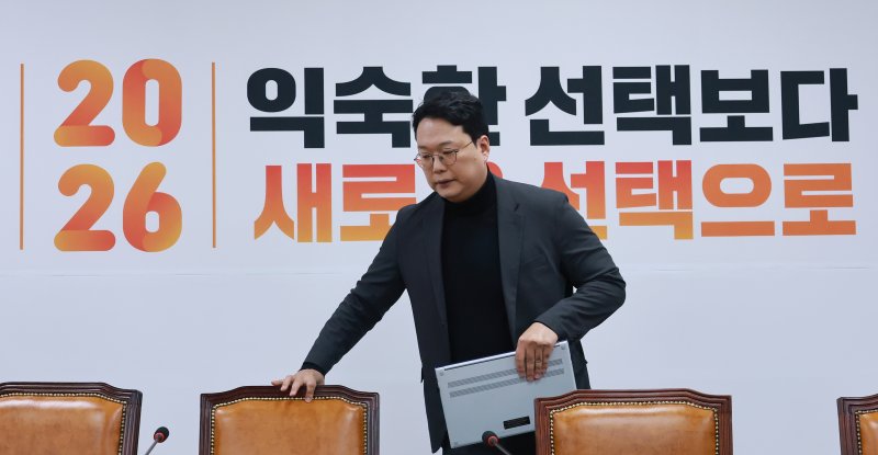 개혁신당 천하람 원내대표가 8일 국회에서 열린 최고위원회의에 참석하고 있다. 연합뉴스