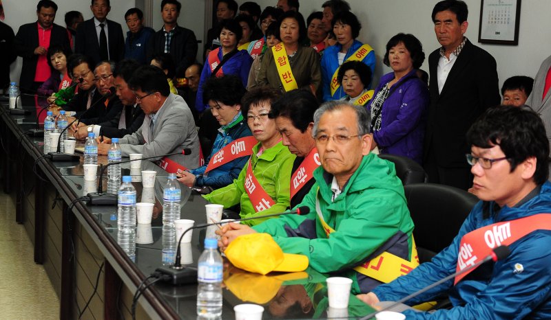 【서울=뉴시스】박주성 기자 = 무안군의회를 비롯한 무안군 번영회 등 70여개 무안군 관내 사회단체 및 시민단체로 구성된 '무안반도 통합반대 공동대책위원회'가 무안반도 통합과 관련해 9일 오후 서울 중구 퇴계로 극동빌딩 2층에 위치한 지방행정체제개편추진위원회를 항의 방문해 관계자로부터 설명을 듣고 있다. park7691@newsis.com