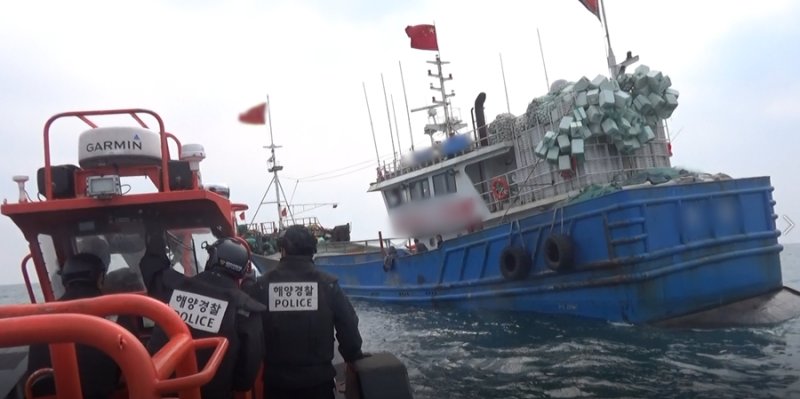 중국어선 검문검색을 위해 접근 중인 해경특수기동대원 (사진=군산해경 제공) *재판매 및 DB 금지