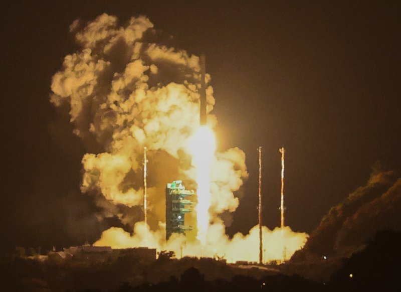 한국형 발사체 누리호(KSLV-Ⅱ)가 27일 새벽 전남 고흥군 나로우주센터에서 4차 발사를 맞아 우주로 날아오르고 있다. 차세대중형위성 3호(1기)를 비롯해 큐브위성 12기 등 총 13기의 위성을 실은 누리호는 오로라를 비롯한 우주환경 관측부터 항암제 연구 등 우주 바이오 실험까지 다양한 임무를 추진한다. 2025.11.27/뉴스1 ⓒ News1 안은나 기자