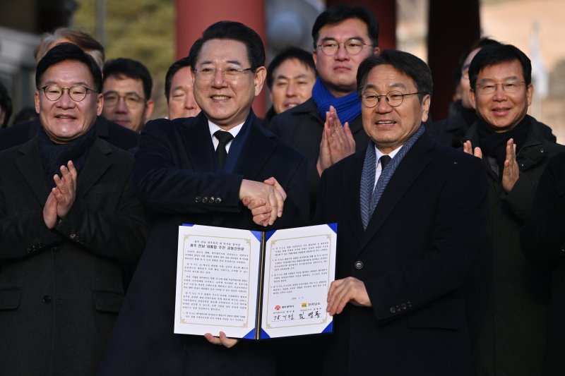 [광주=뉴시스] 이영주 기자 = 강기정(오른쪽) 광주시장과 김영록 전남도지사가 2일 오전 광주 북구 국립5·18민주묘지에서 광주·전남 대통합 추진 공동선언문을 낭독한 뒤 기념사진을 촬영하고 있다. 2026.01.02. leeyj2578@newsis.com